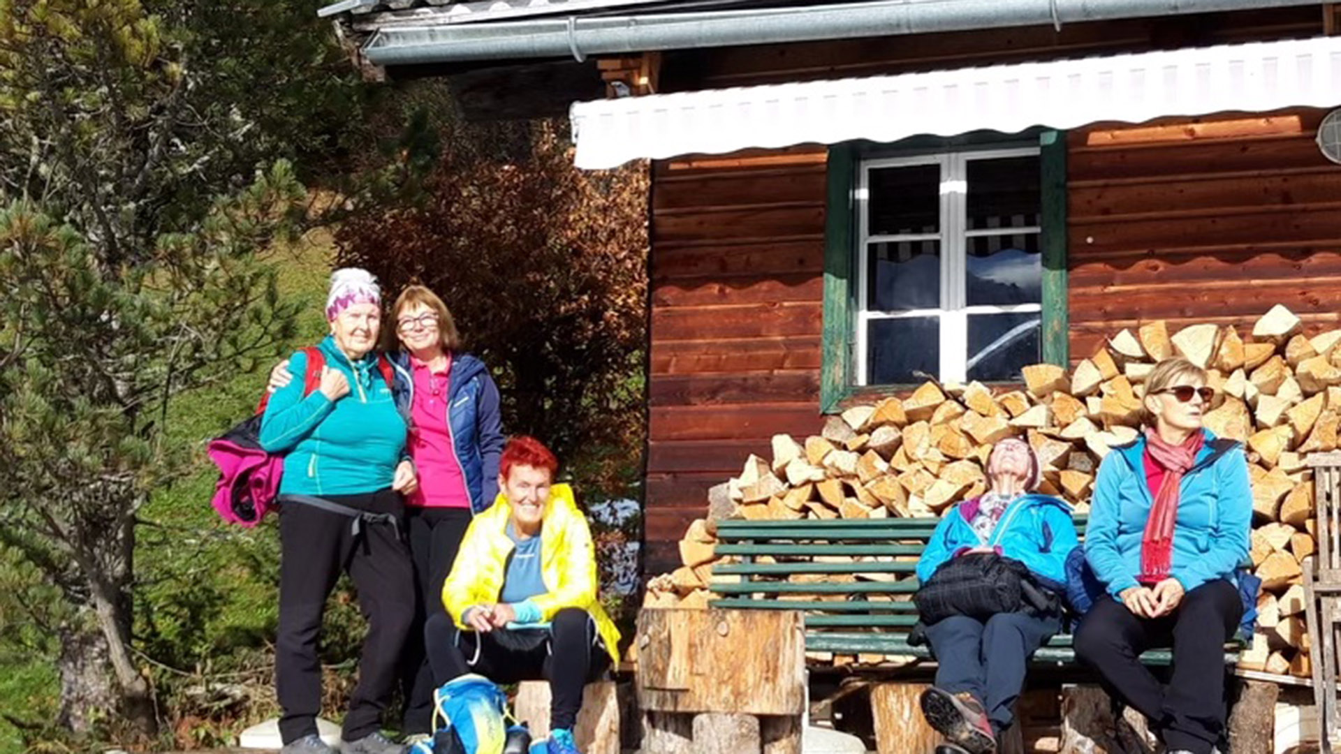 Senioren vom Verein Aktiv Leben Mayrhofen vor ein Hütte